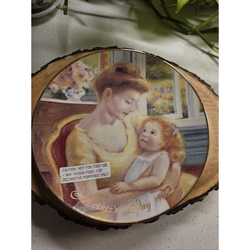 AVON 1995 MOTHERS DAY PLATE "A MOTHER'S LOVE" PORCELAIN‎